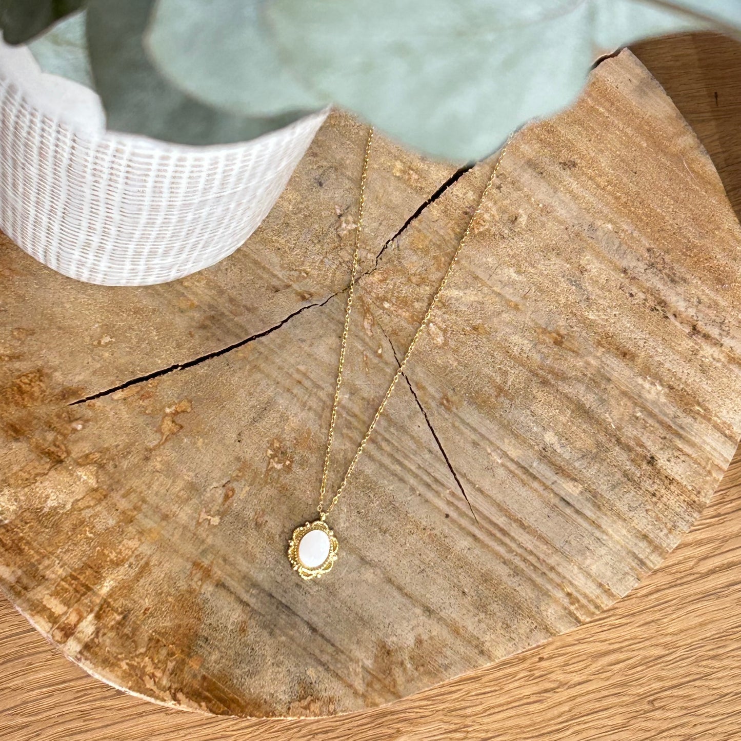 Collier médaillon oval en nacre