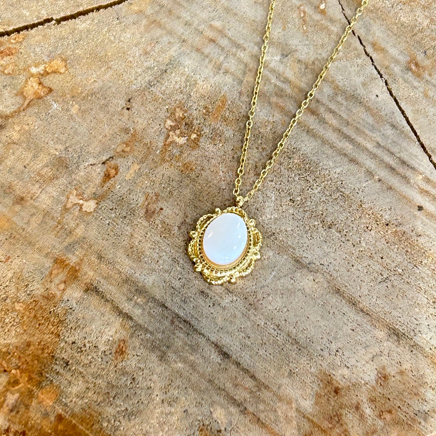 Collier médaillon oval en nacre