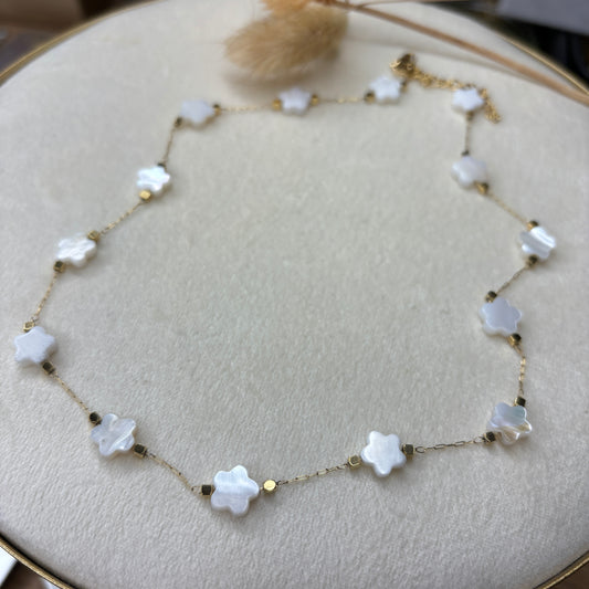 Collier fleurs en nacre